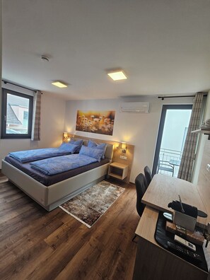 Standaard tweepersoonskamer, balkon | Een kluis op de kamer, individueel gedecoreerd, individueel gemeubileerd