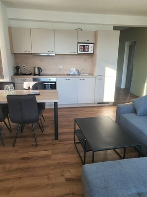 Perhehuoneisto, parveke | Yksityinen keittiö | Jääkaappi, espressokone, kahvin-/teenkeitin, vedenkeitin