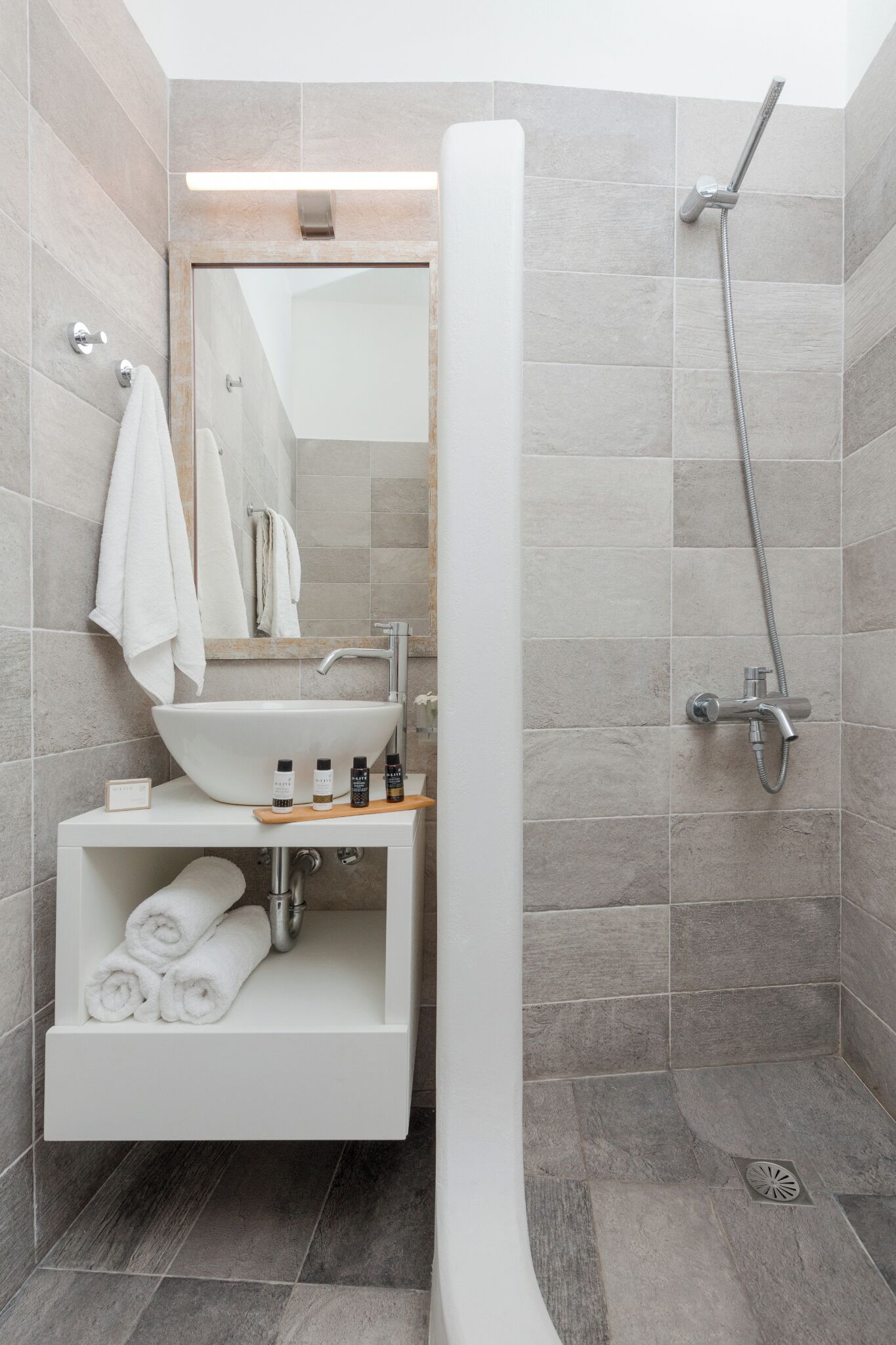 Estudio, vistas al mar | Baño | Artículos de higiene personal ecológicos, secador de pelo y zapatillas