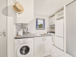 Fridge, microwave, oven, dishwasher - Sea view house for 2 adults and 2 children (Batz-sur-Mer)