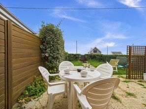 Outdoor dining - Sea view house for 2 adults and 2 children (Batz-sur-Mer)