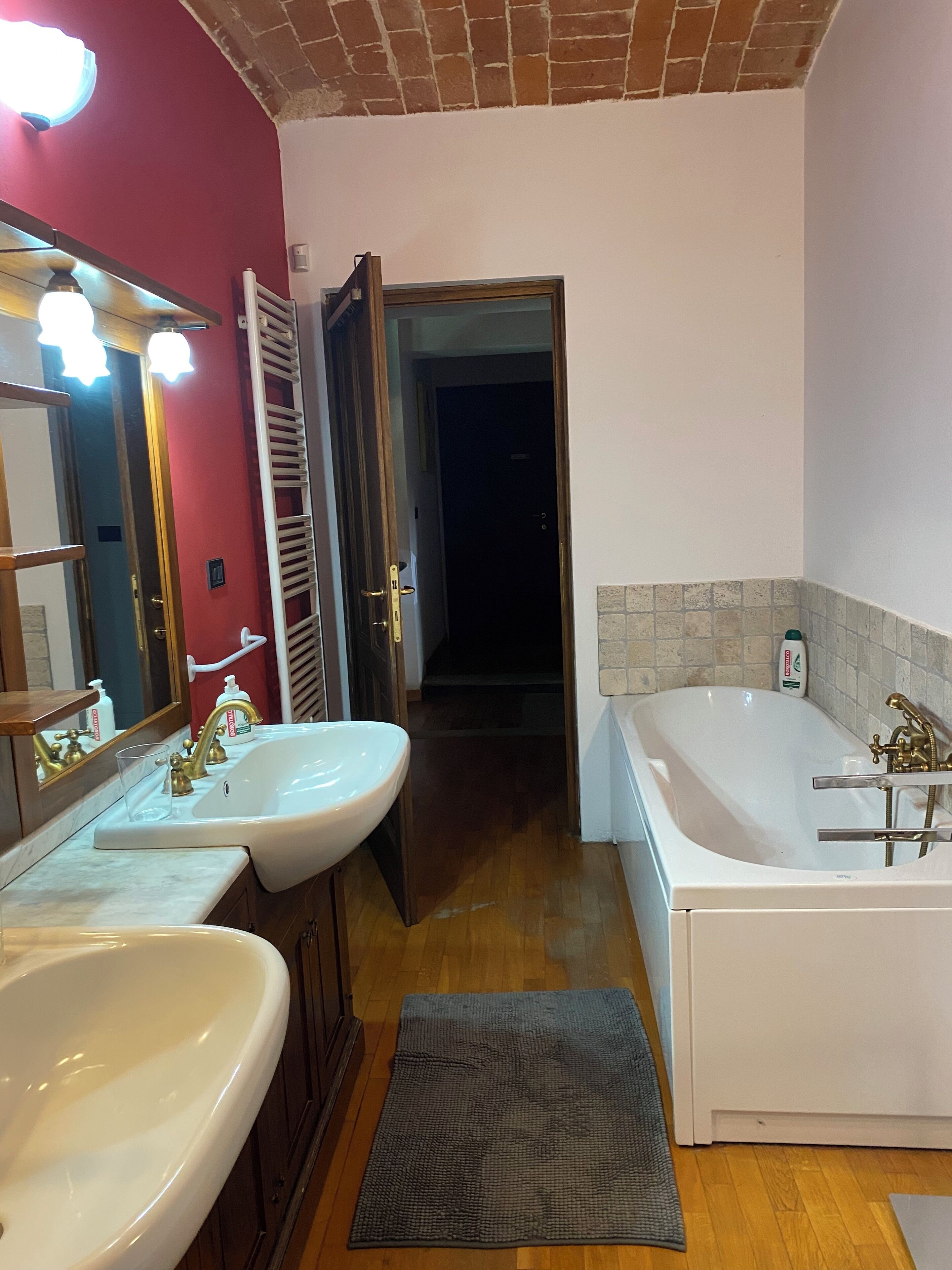 Ein Badezimmer mit Waschbecken, Badewanne und Spiegel.