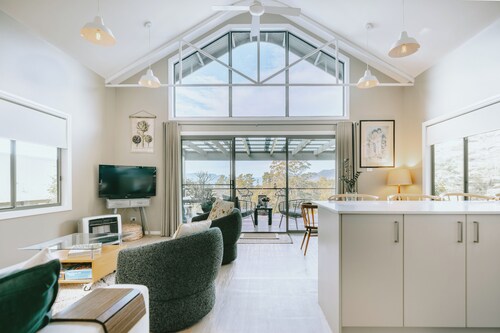 Jimmy’s Cabin in Kangaroo Valey. Kangaroos, Kookaburras, sleeps 4!