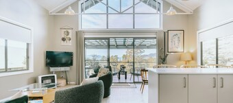 Jimmy’s Cabin in Kangaroo Valey. Kangaroos, Kookaburras, sleeps 4!