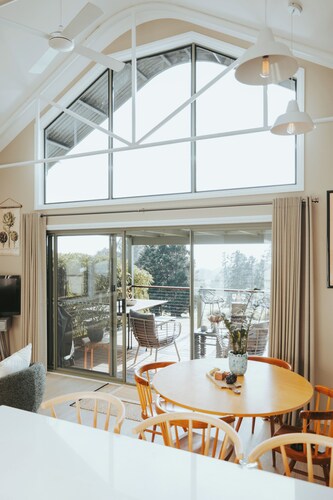 Jimmy’s Cabin in Kangaroo Valey. Kangaroos, Kookaburras, sleeps 4!