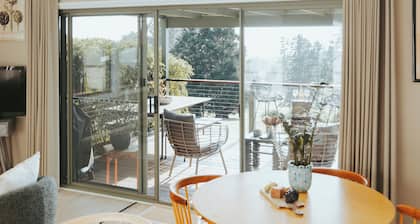 Jimmy’s Cabin in Kangaroo Valey. Kangaroos, Kookaburras, sleeps 4!