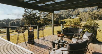 Jimmy’s Cabin in Kangaroo Valey. Kangaroos, Kookaburras, sleeps 4!