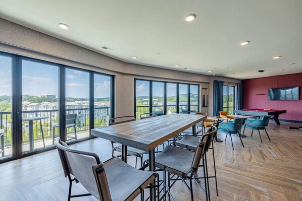 Dining - Luxury Apartment - Pool, Restaurants & Shopping (Birmingham)