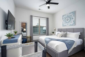 2 室のベッドルーム、デスク、アイロン / アイロン台、旅行用ベビーベッド