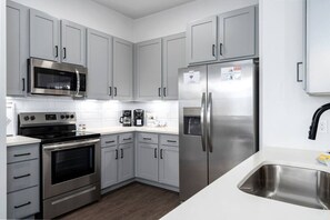 Kühlschrank, Mikrowelle, Ofen, Herdplatte