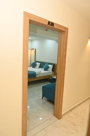 Deluxe Room | Free WiFi - Hotel Daily Stay (Gandhinagar)