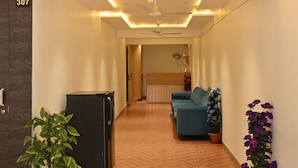 Un pasillo de hotel con un cartel que indica "HOTEL DAILY STAY AC ROOM'S" en el tercer piso.