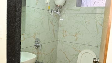 Regadera, toallas, jabón, shampoo