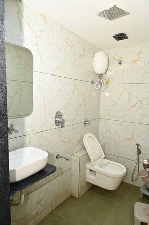 Chuveiro, toalhas de banho, sabonete, shampoo