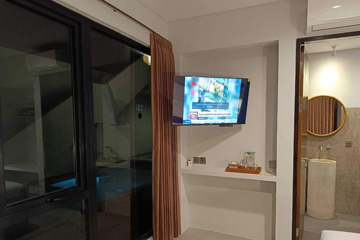 Deluxe Suite, Pool View