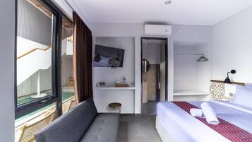 Deluxe Suite, Pool View | Soundproofing, free WiFi, bed sheets