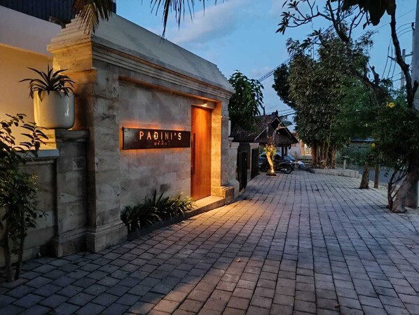 مواقف سيارات مجانية