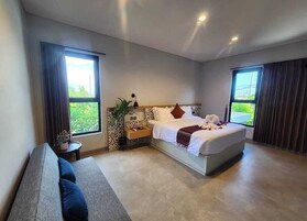 Honeymoon Suite, City View | Soundproofing, WiFi (free), bed sheets