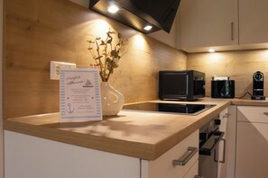 冷蔵庫、電子レンジ、オーブン、コンロ
