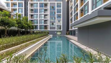 สระว่ายน้ำกลางแจ้ง