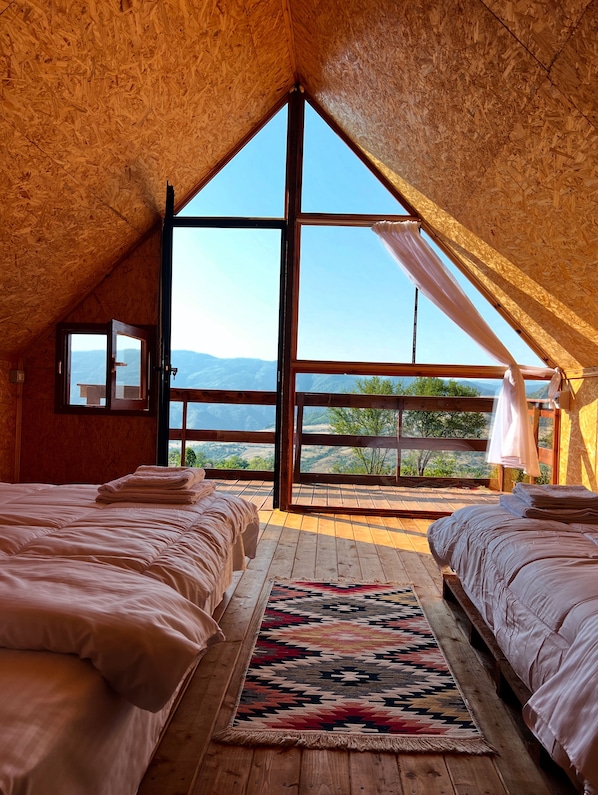 3 bedrooms, internet, bed sheets