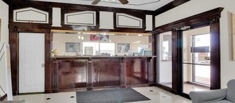 Comfort and Convenience! Pet Friendly Stay with Parking & Pool