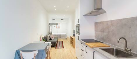 Kjøleskap, mikrobølgeovn, ovn og kaffetrakter/tekoker