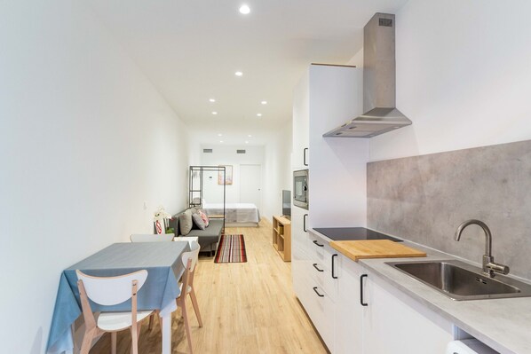 Kjøleskap, mikrobølgeovn, ovn og kaffetrakter/tekoker