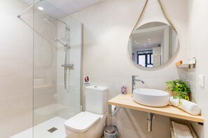 Dusj, hårføner og håndklær