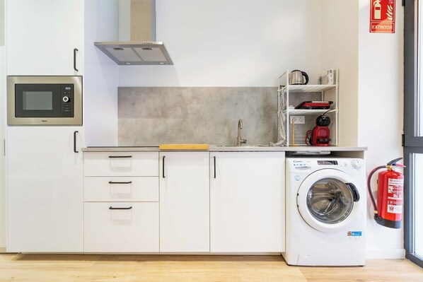 Coffee/tea maker, fridge, microwave, stovetop