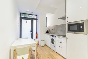 Cafeteira/chaleira, geladeira, micro-ondas, cooktop