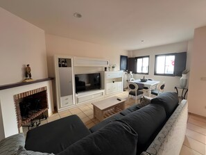 TV, fireplace