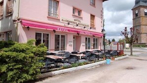 A pink building with a sign reading "HOTEL du COMMERCE RESTAURANT." - Le commerce d'Ophelie (Corcieux)