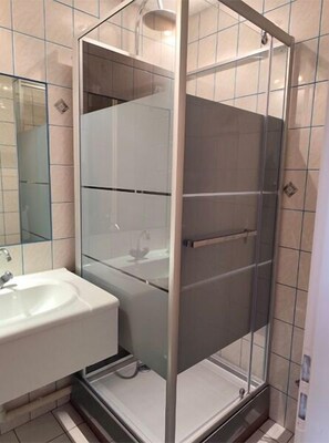 Double Room, City View | Bathroom