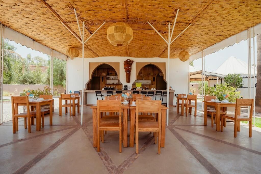 Cocina africana con vista al jardín 