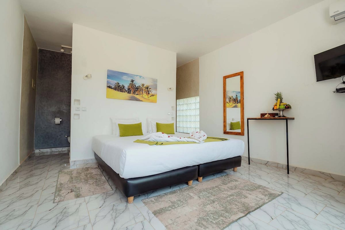 Family Suite - 2 Bedrooms | Safe på rommet og wi-fi (inkludert)