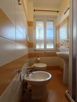 Shower, hair dryer, bidet, towels - The pearl of the west - Aeolus (Milazzo)