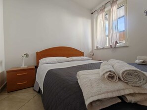 3 makuuhuonetta, silitysrauta/-lauta, ilmainen Wi-Fi, vuodevaatteet