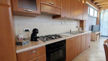 Frigorifero, forno, piano cottura, macchina per tè/caffè