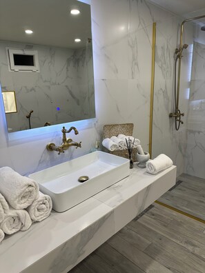 Dusche, Whirlpool, Haartrockner, Bidet