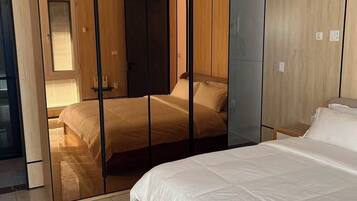 4 bedrooms, iron/ironing board, WiFi, bed sheets