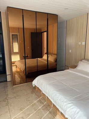 4 bedrooms, iron/ironing board, WiFi, bed sheets