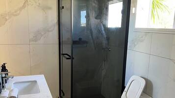Douche, baignoire à jets, sèche-cheveux, serviettes fournies