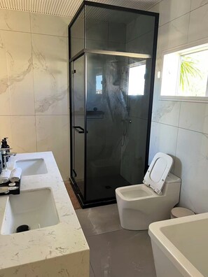Shower, jetted bath, hair dryer, towels