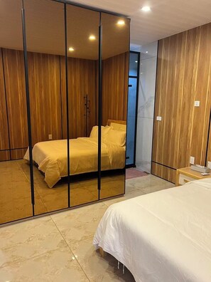 4 bedrooms, iron/ironing board, WiFi, bed sheets