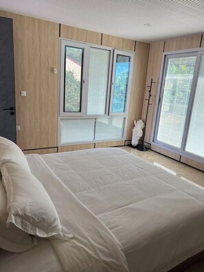 4 bedrooms, iron/ironing board, WiFi, bed sheets