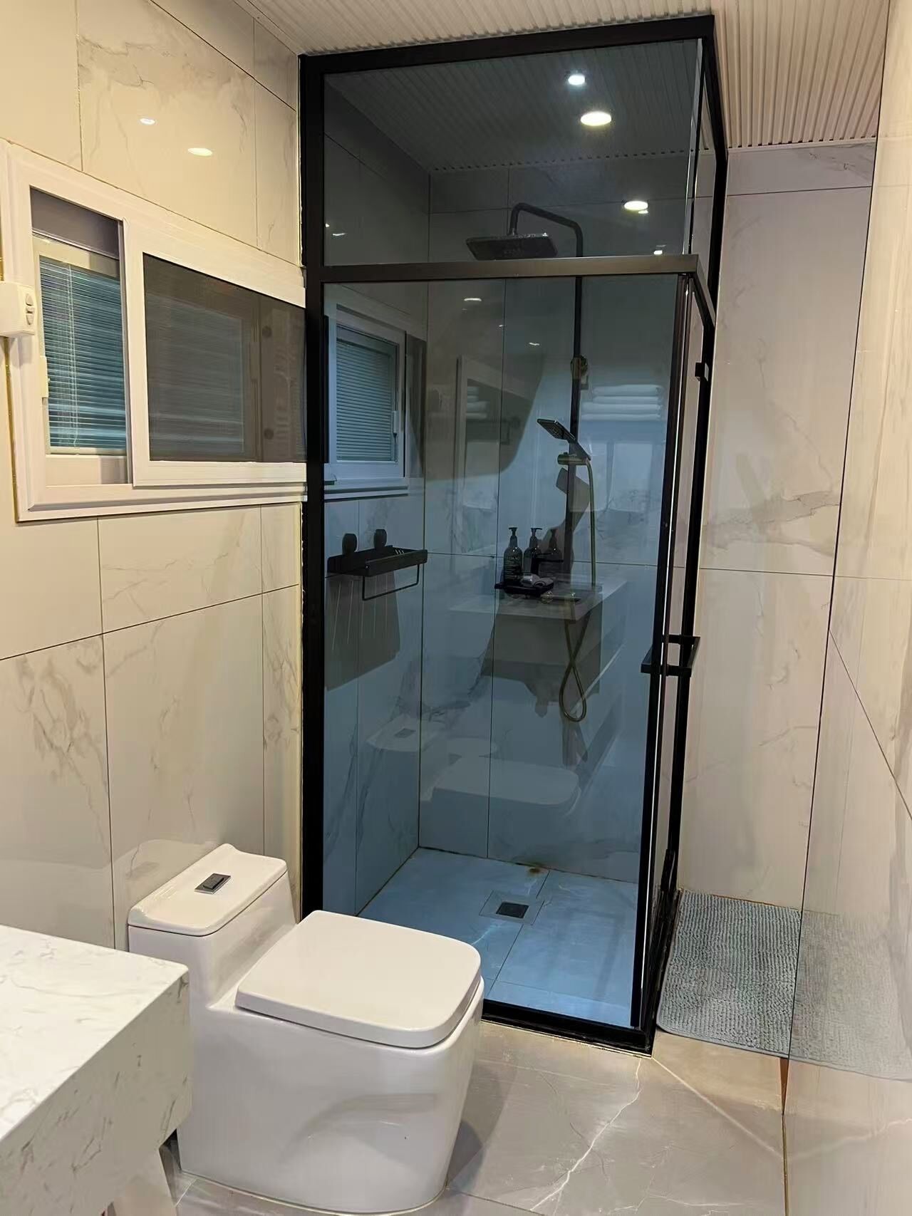 Ducha, bañera de hidromasaje, secador de pelo, toallas