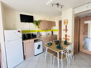 Refrigerador, microondas, parrilla de estufa y cafetera y tetera 