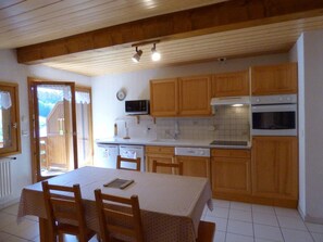 Réfrigérateur, four à micro-ondes, un four, lave-vaisselle