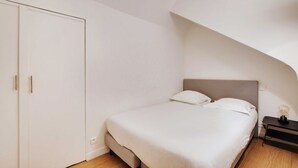 Unclassified image, 3 of 12, button - Elegant Apartment - 2bd/6p - Hotel de Ville (Paris)